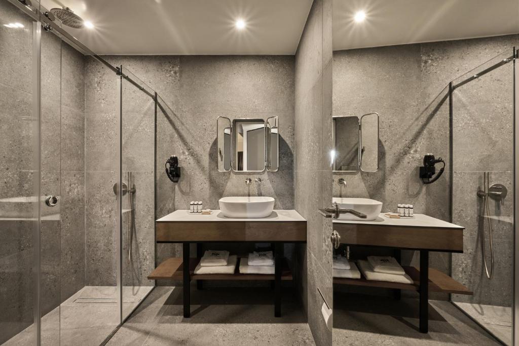 Athens Gazi apartment bathroom